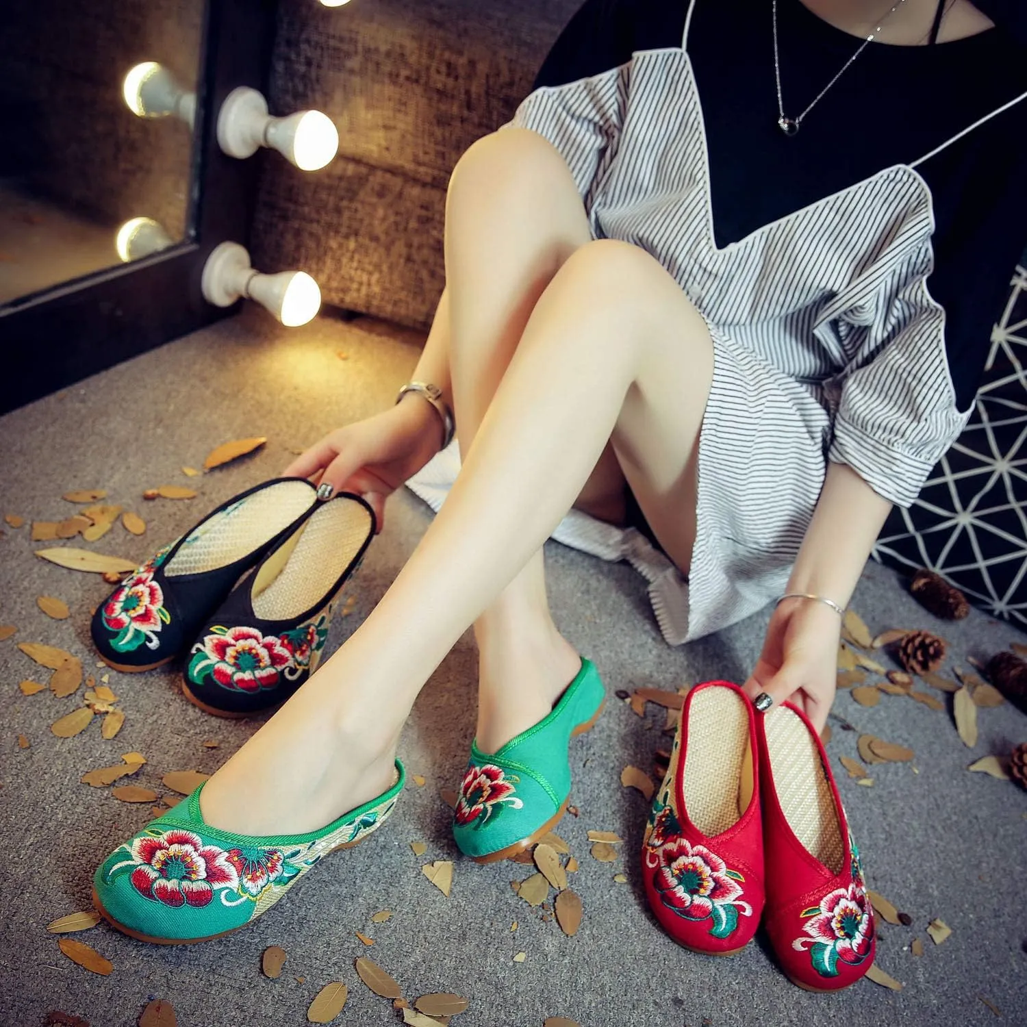 Embroidered Flower Women's Shoes Backless Mules Comfortable Flats Round Toe Loafers Chinese Style Canvas Slippers Cute Sandals