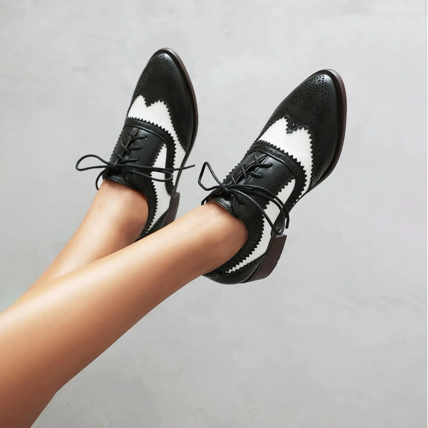 SHEMEE Women's Two Tone Oxfords Saddle Shoes Vintage Perforated Wingtip Brogues Laced Chunky Low Heels Pumps