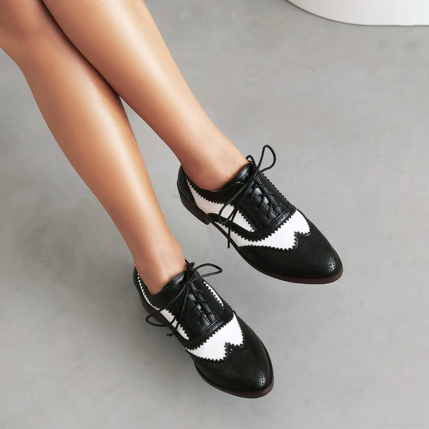 SHEMEE Women's Two Tone Oxfords Saddle Shoes Vintage Perforated Wingtip Brogues Laced Chunky Low Heels Pumps