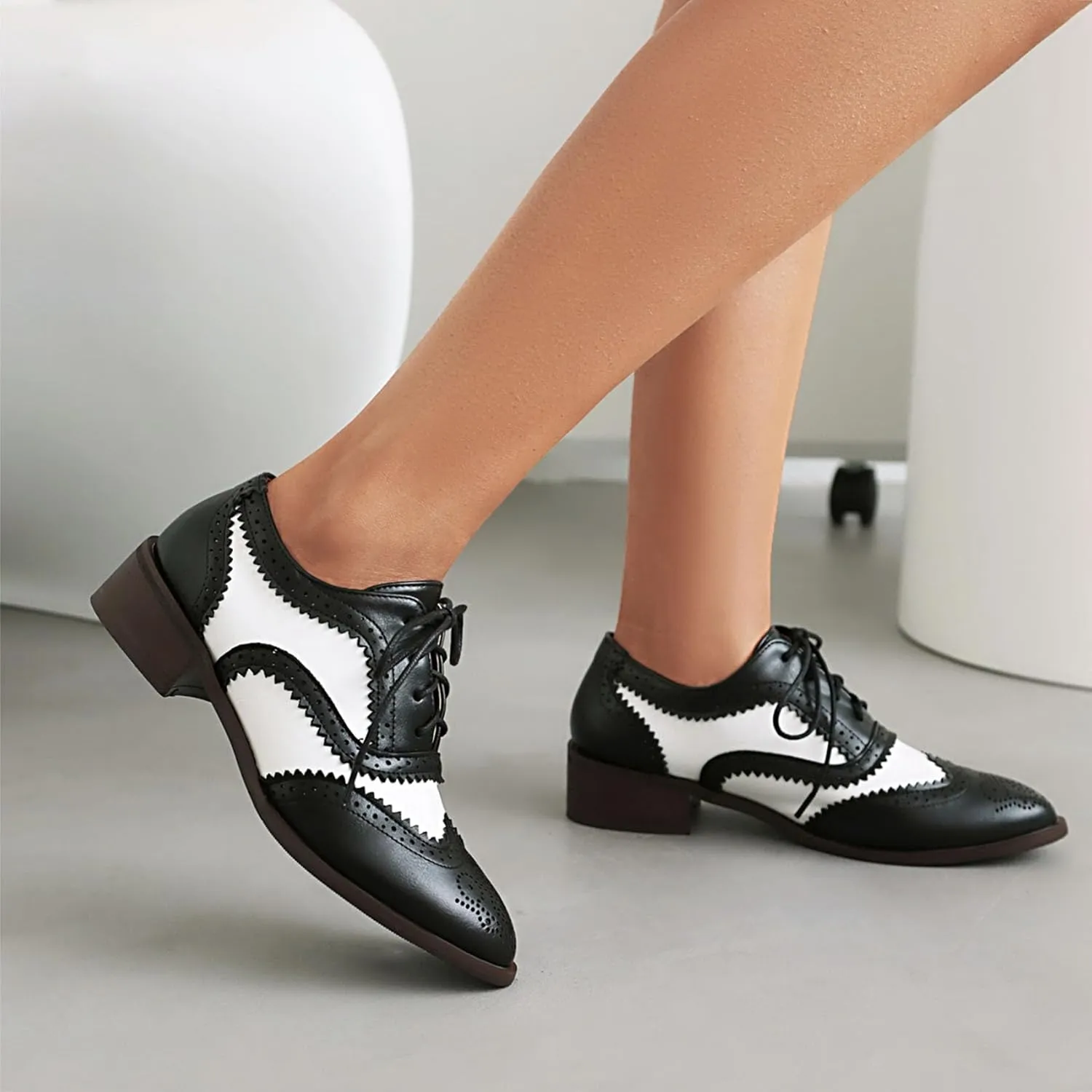 SHEMEE Women's Two Tone Oxfords Saddle Shoes Vintage Perforated Wingtip Brogues Laced Chunky Low Heels Pumps