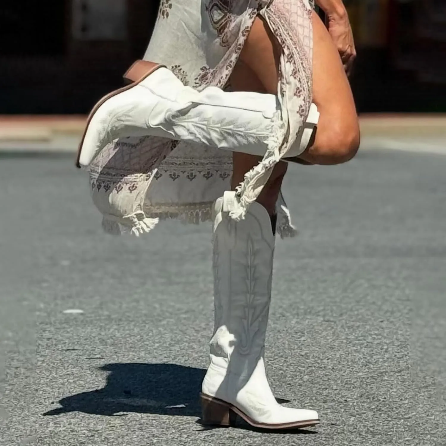 vimitty Fashion Embroidered Western Cowboy Boots for Women Ankle High Western Mid Calf Chunky Heel Pointed Toe Country Boots