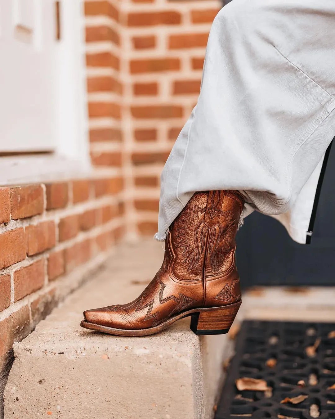 Western Boots for Women Metallic Embroidered Pointed Toe Cowgirl Boots Chunky Heel Pull-On Short Cowboy Boots Wide Calf Country Ankle Boots